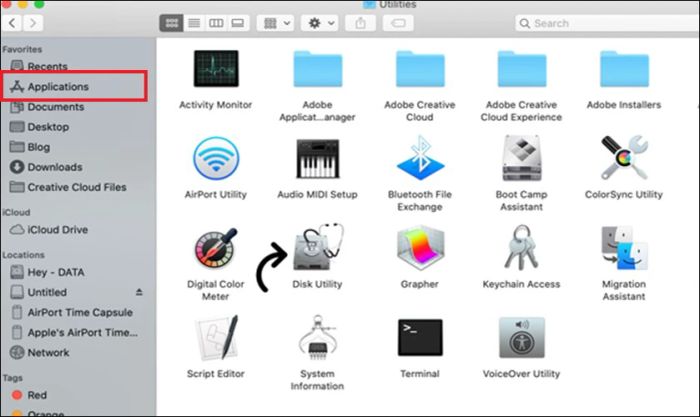 Khởi động Finder và chọn mục Applications ở thanh bên trái.