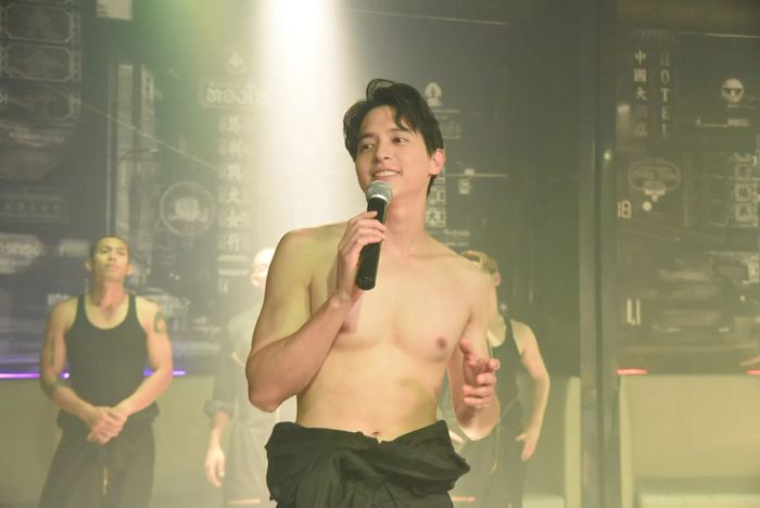 เจมส์ จิรายุ สวมบทบาทหนุ่มบาร์โฮสต์ที่เต้นโชว์หุ่นแซ่บในละคร 'โลกหมุนรอบเธอ'