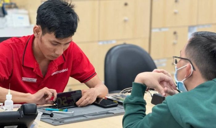 Đưa điện thoại đến trung tâm sửa chữa khi iPhone không lên nguồn.