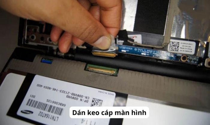 Sử dụng keo dán chuyên dụng để cố định cáp màn hình.