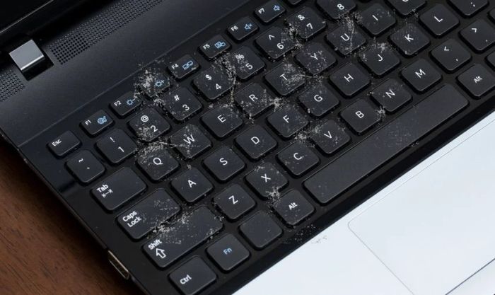 Phím laptop bị kẹt do bụi bẩn bám vào các khe giữa các phím