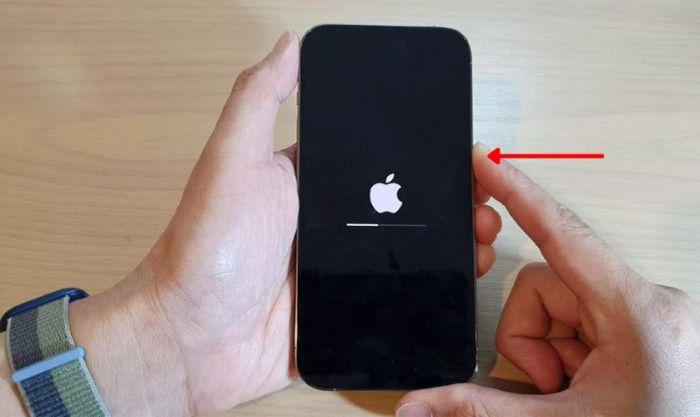 Nhấn và giữ nút sườn cho đến khi logo Apple xuất hiện để khởi động lại iPhone.