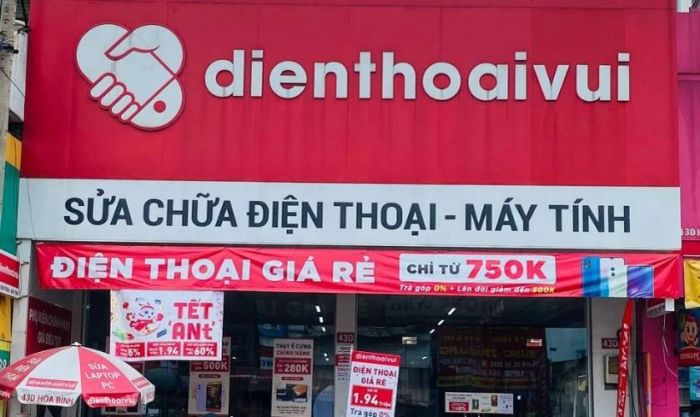 Mang máy đến cửa hàng sửa chữa iPhone uy tín