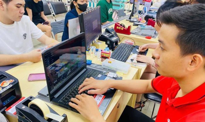 Đem laptop đến trung tâm sửa chữa để giải quyết vấn đề camera