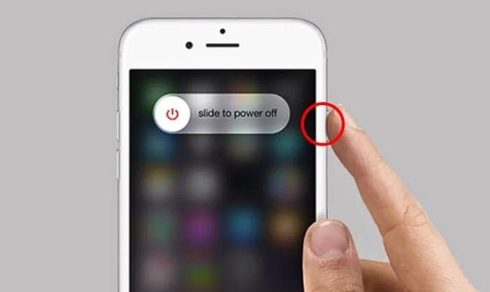Giữ nút Nguồn trong vài giây cho đến khi thanh trượt Tắt nguồn (Power Off) hiện ra.