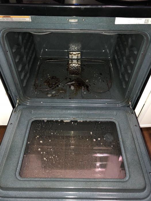 A reviewer’s photo showing an oven before applying Krud Kutter spray