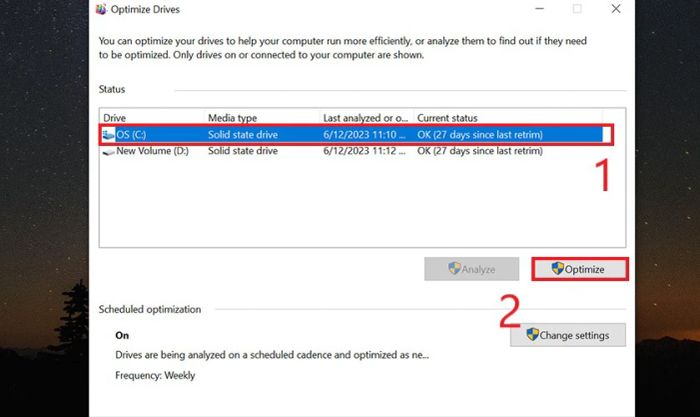 Nhấn vào nút Optimize hoặc Analyze để bắt đầu quá trình kiểm tra và chống phân mảnh ổ đĩa.