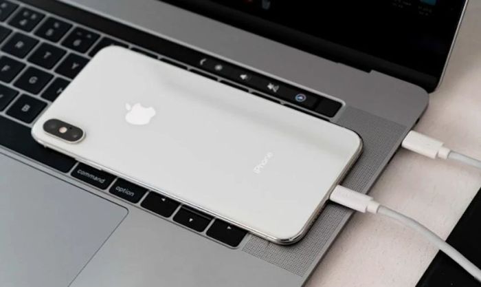 Khắc phục lỗi 4013 bằng cách kết nối iPhone với iTunes và nâng cấp iTunes