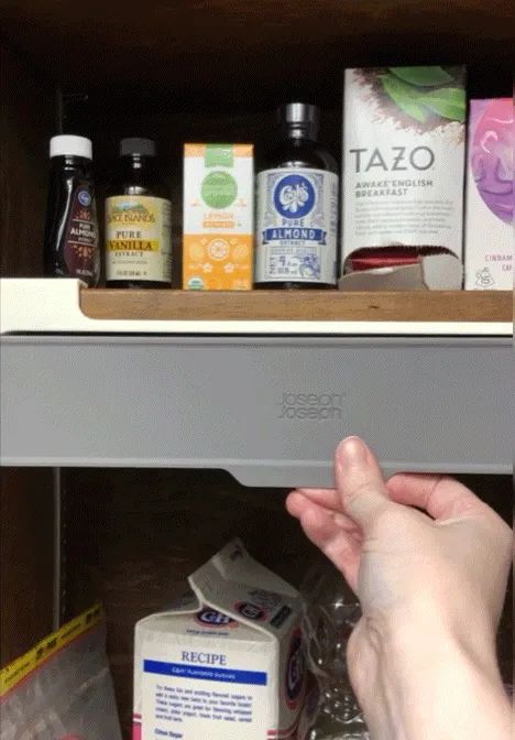 a reviewer displaying the spice rack