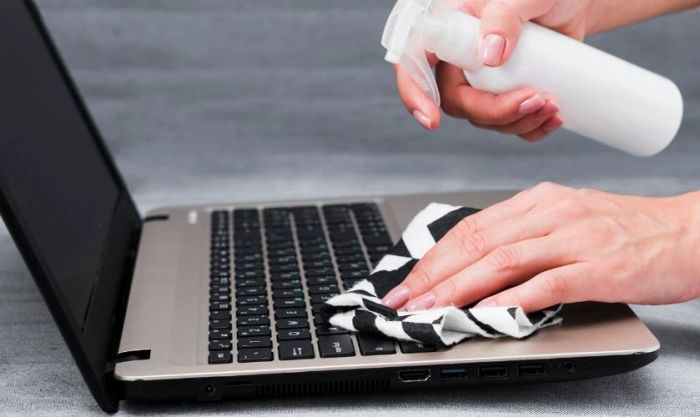 Các lưu ý quan trọng giúp tránh tình trạng bàn phím laptop bị kẹt.