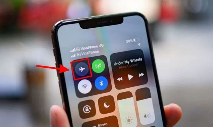 Kiểm tra chế độ máy bay khi iPhone không thể gửi tin nhắn