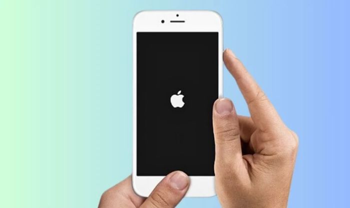 Nhấn giữ đồng thời nút Home và nút Nguồn để khởi động lại iPhone khi không lên nguồn