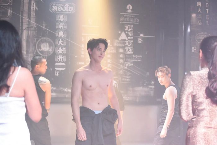 เจมส์ จิรายุ รับบทชายหนุ่มบาร์โฮสต์ที่ต้องโชว์ท่าเต้นและหุ่นสุดแซ่บในละคร 'โลกหมุนรอบเธอ'
