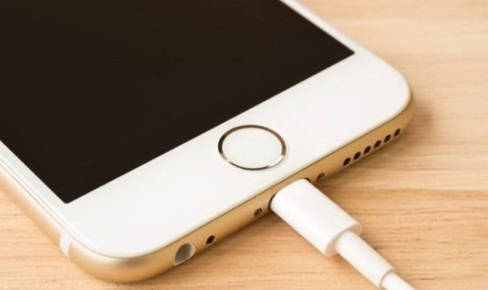 Cách sạc pin cho iPhone khi không thể bật nguồn