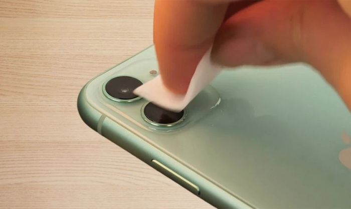 Kiểm tra và làm sạch cụm camera trước và sau của iPhone