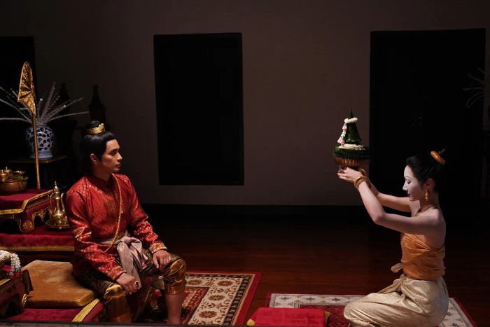 เราจะมาพูดถึงที่มาของฉากถวายตัว และเหตุผลว่าทำไมท่าพับเป็ดถึงถูกนำมาใช้ในละคร ‘บุหลันมันตรา’ ซึ่งเป็นหนึ่งในฉากสำคัญที่น่าสนใจและมีความลึกซึ้ง