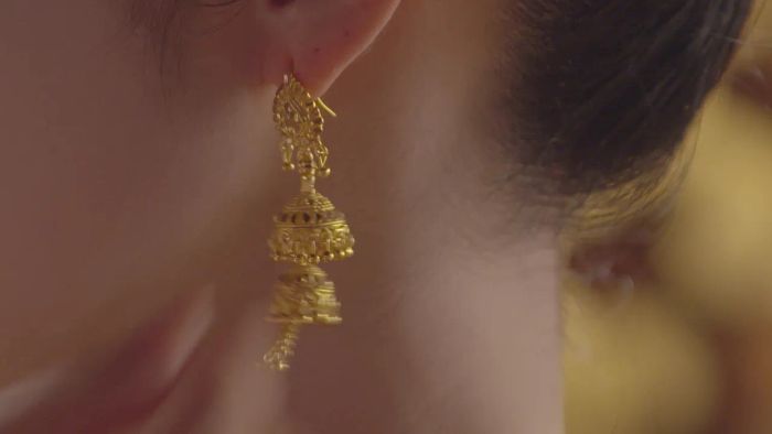 เราจะมาถอดรหัสฉากถวายตัวในละคร ‘บุหลันมันตรา’ พร้อมสำรวจเหตุผลที่ทำไมท่าพับเป็ดถึงถูกเลือกใช้ในฉากนี้ ซึ่งเป็นหนึ่งในฉากที่สำคัญและมีความหมายลึกซึ้ง