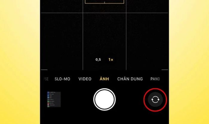 Chuyển đổi giữa camera trước và sau để khắc phục lỗi camera iPhone bị đen
