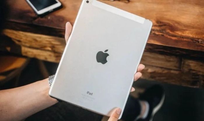 Cách sửa màn hình iPad Air 2 bị nhòe màu bằng cách vỗ nhẹ vào máy