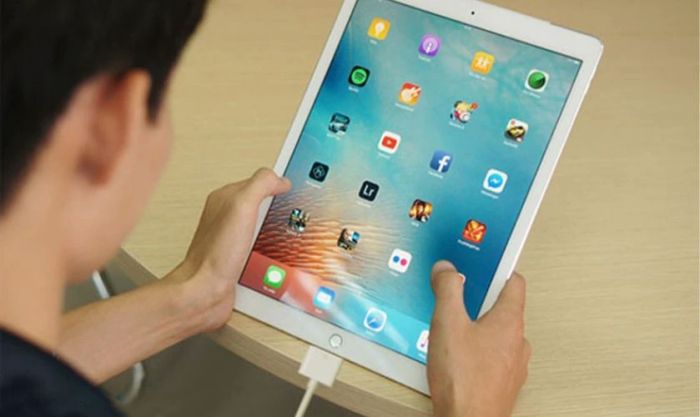 Sử dụng máy khi đang sạc có thể gây ra hiện tượng màn hình iPad Air 2 bị nhòe màu