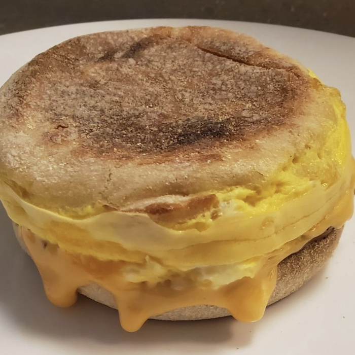 A photo of a deliciously finished sandwich neatly plated.