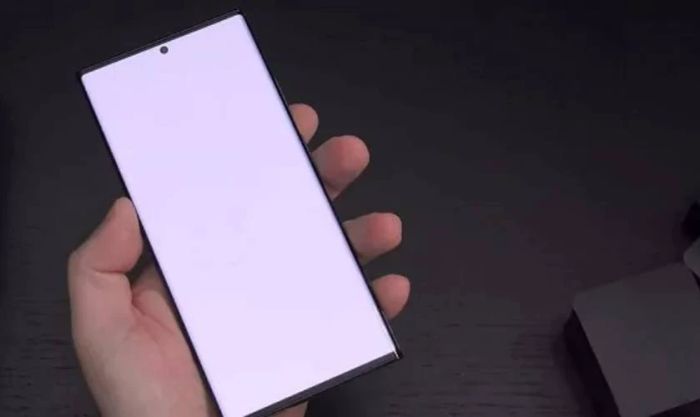 Nguyên nhân nào khiến màn hình điện thoại Samsung bị trắng xóa?