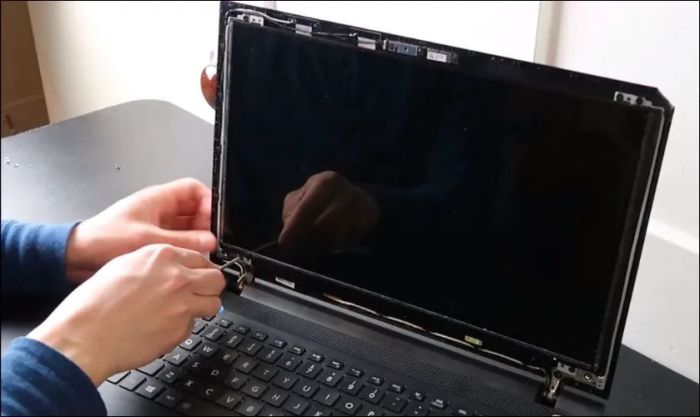 Màn hình laptop không hiển thị dù đèn nguồn vẫn sáng