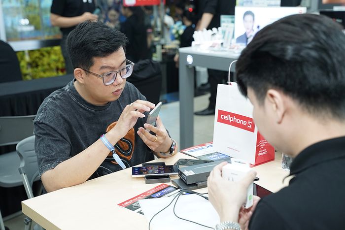 Khách hàng phấn khích nhận siêu phẩm Galaxy mới từ Samsung.