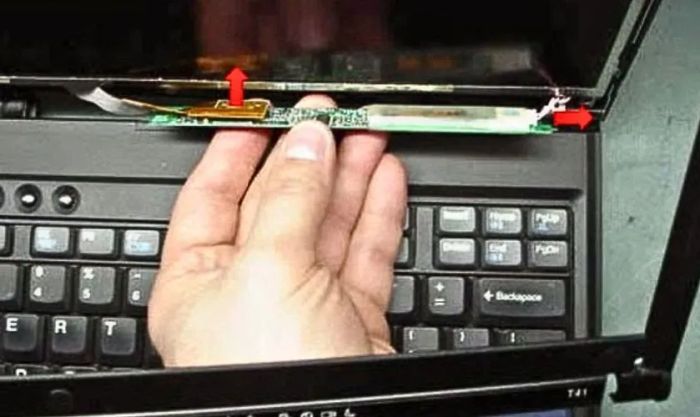 Cao áp màn hình bị hỏng khiến laptop không hiển thị màn hình