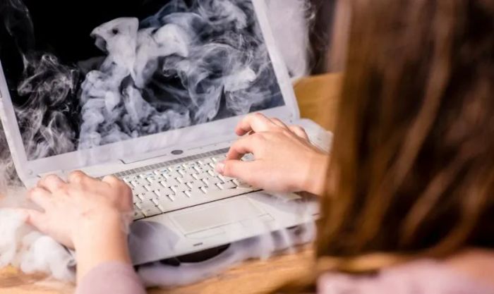Nguyên nhân và cách giải quyết khi laptop bật nguồn nhưng không lên màn hình