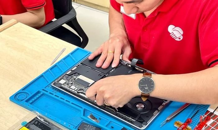 Sửa laptop, mua chuột mới tại cửa hàng Mytour
