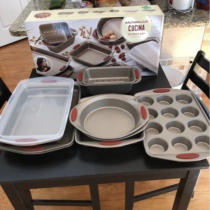 A photo from a reviewer showcasing the 10-piece set of bakeware