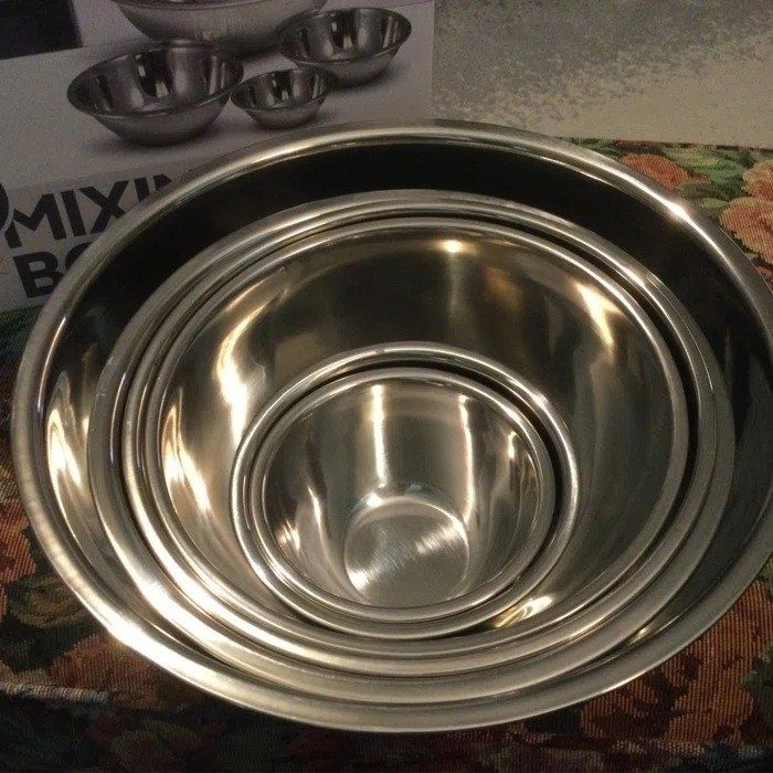 A reviewer photo showcasing the mixing bowl set.