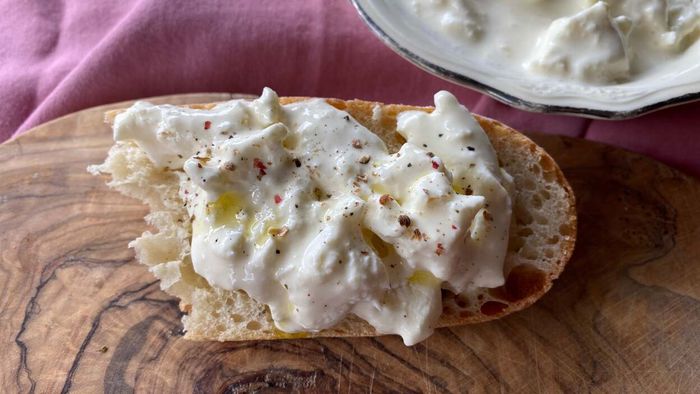 No, you can't replicate 'the Inside of Burrata' with a combination of mozzarella and cream.