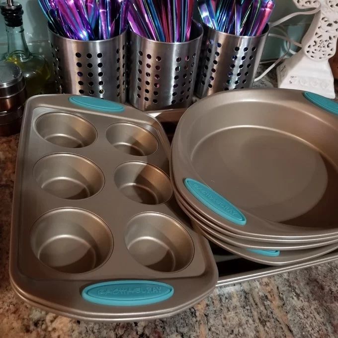 A reviewer's photo of the complete bakeware set.