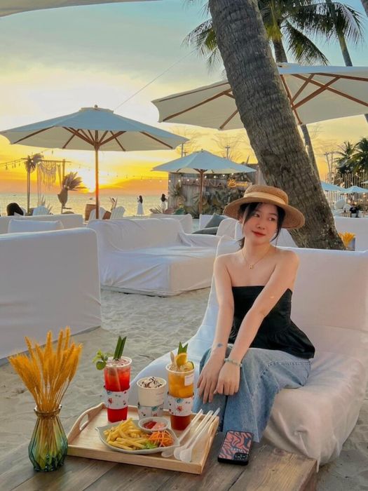 Hanna Beach Mũi Né, nơi được biết đến như một thiên đường nhiệt đới bên bờ biển Phan Thiết, sẽ làm bạn cảm thấy thư giãn và tận hưởng từng khoảnh khắc.
