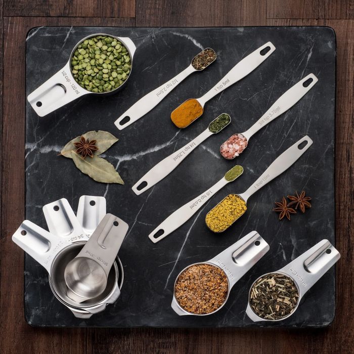 The set with spices placed inside the measuring spoons