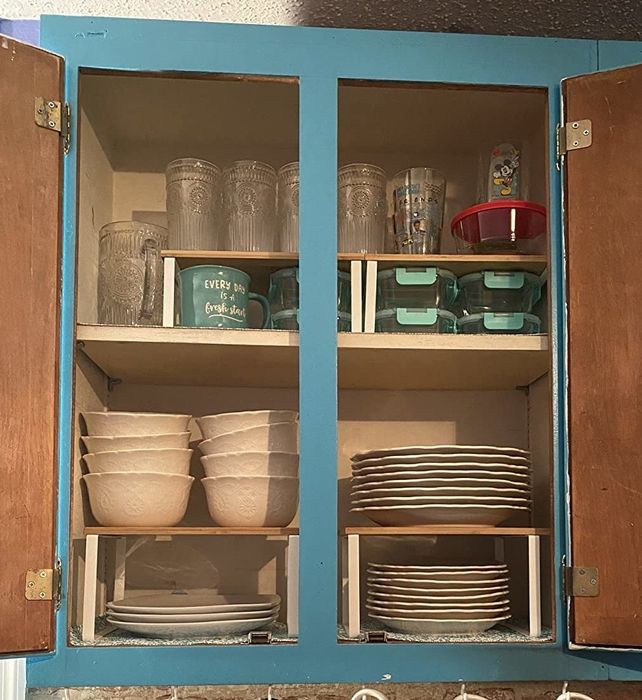 A reviewer uses the organizers to arrange bowls, plates, and cups efficiently