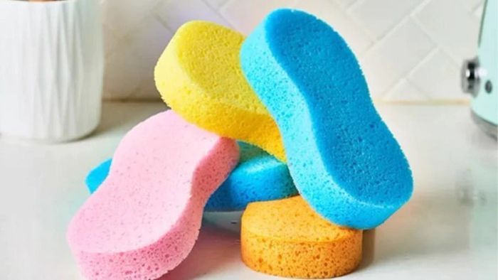 Dùng bọt biển để khắc phục màn hình điện thoại bị xước