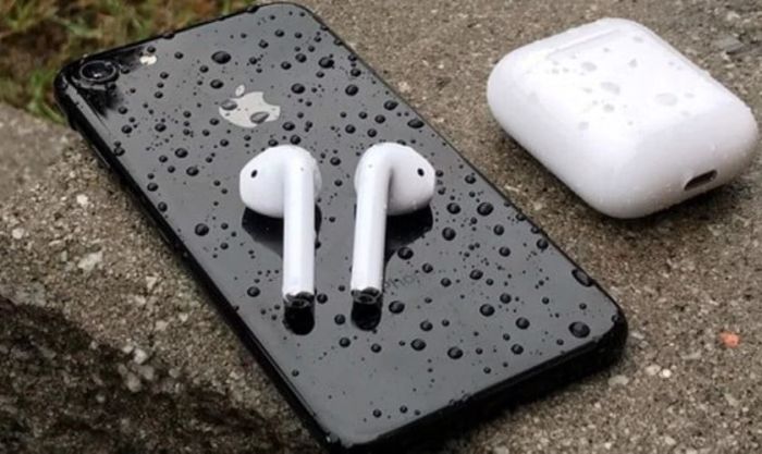 AirPods bị dính nước có thể dẫn đến việc tự động ngắt kết nối