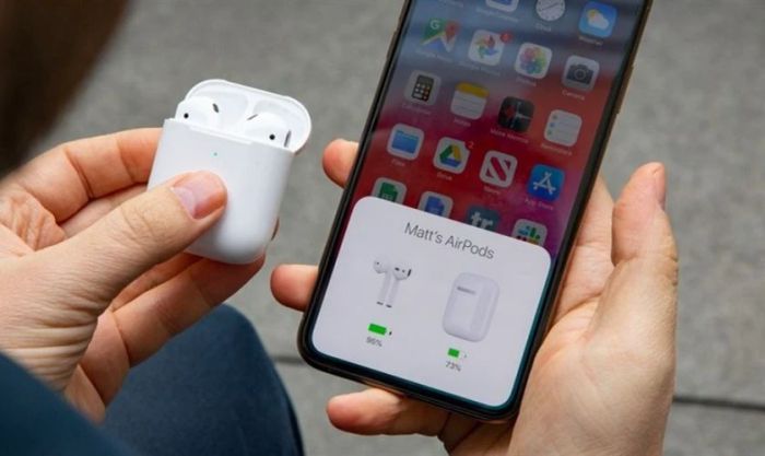 Kiểm tra mức pin khi AirPods không nghe được, âm thanh yếu hoặc bị rè