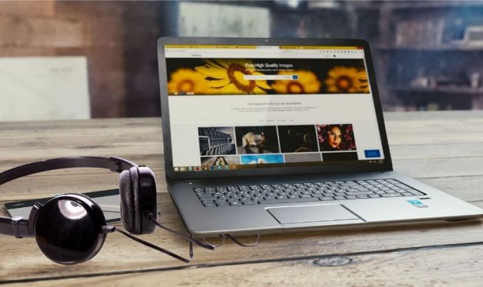 Cắm thử tai nghe có dây vào laptop khi gặp lỗi mất tiếng