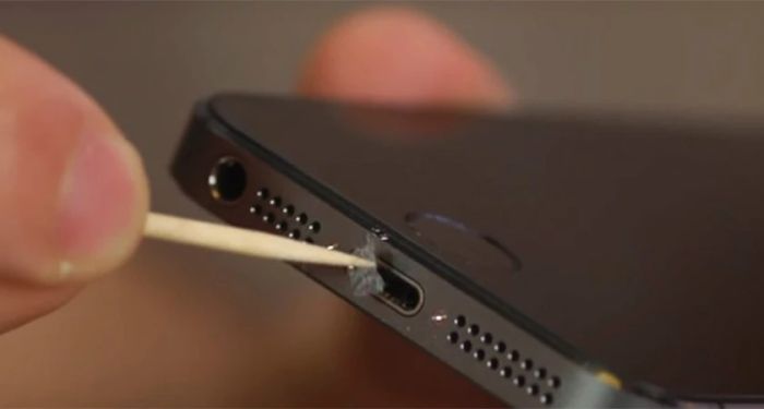 Tại sao khi sạc iPhone lại báo phụ kiện không được hỗ trợ?