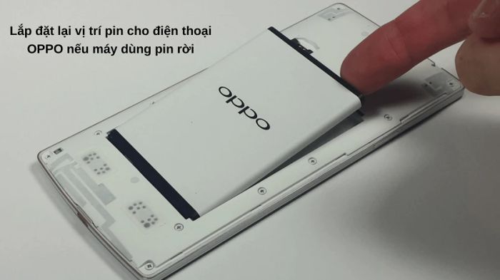 Thử lắp đặt lại pin cho điện thoại OPPO