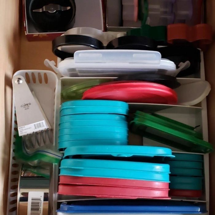 The same drawer now featuring lids neatly organized within the lid holder, eliminating clutter.