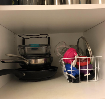 A photo of the same cabinet after installing the pan shelf, with much more space and a neat arrangement.