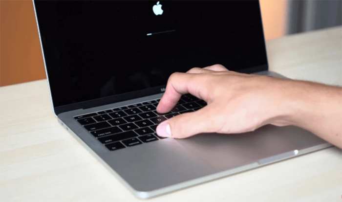 Lý do MacBook bị đơ logo táo