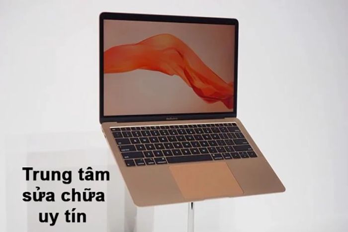 Mang MacBook đến trung tâm sửa chữa uy tín để khắc phục lỗi loa không phát âm thanh