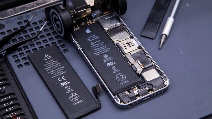 Thay linh kiện cho iPhone