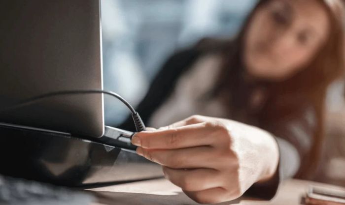Kiểm tra lại pin và nguồn điện